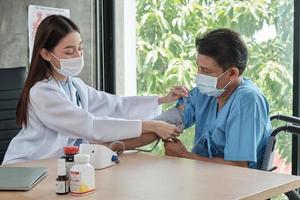 le médecin vérifie la santé de l'homme handicapé. photo