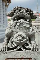 antique chinois Lion pierre statue de wat pho monastère à Bangkok de Thaïlande photo