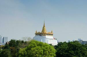 le d'or monter Voyage point de repère de wat saket monastère à Bangkok de Thaïlande photo