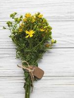 bouquet de st. millepertuis sur une table photo