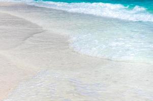 vagues de la mer claire et plage de sable blanc en été. photo