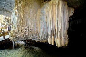 stalactite et stalagmite dans crocodile la grotte sur koh tarutao photo