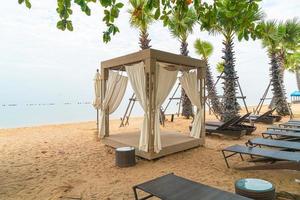 pavillon sur la plage avec fond de mer par temps nuageux - concept de voyage et de vacances