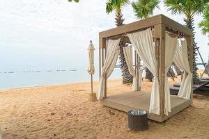 pavillon sur la plage avec fond de mer par temps nuageux - concept de voyage et de vacances photo