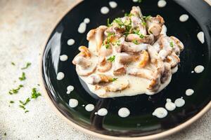 Julienne champignons chanterelles crème sauce apéritif repas nourriture casse-croûte sur le table copie espace nourriture Contexte rustique Haut vue céto ou paléo régime végétarien végétalien nourriture photo