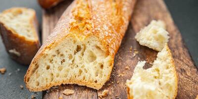 Frais baguette délicieux pain longue chignon apéritif repas nourriture casse-croûte sur le table copie espace photo