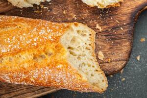 Frais baguette délicieux pain longue chignon apéritif repas nourriture casse-croûte sur le table copie espace photo