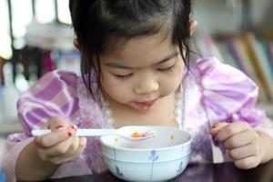 enfant aime manger photo