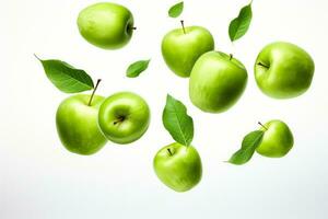 lévitation vert pommes avec feuilles isolé sur blanc fondparfait pour été La publicité et produit conception photo