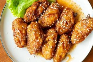poulet frit avec sauce coréenne épicée et sésame blanc photo