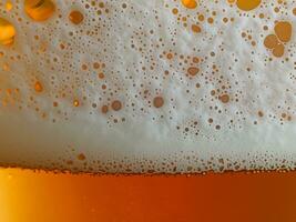 Bière avec mousse dans verre. photo