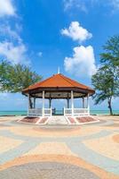 pavillon avec fond de plage de la mer à songkla, thaïlande photo
