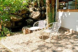 chaise blanche vide dans le jardin photo