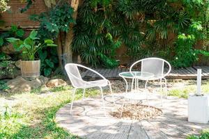 chaise blanche vide dans le jardin photo