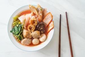 nouilles aux boulettes de viande dans une soupe rose ou yen ta quatre nouilles à l'asiatique photo