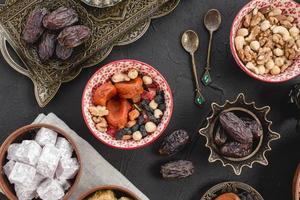 ramadan juicy dates fruits secs noix lukum fond noir. beau concept de photo de haute qualité