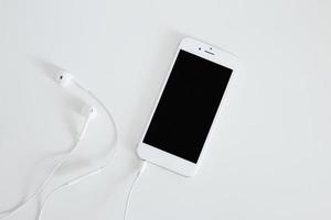 smartphone avec écouteur isolé sur fond blanc. beau concept de photo de haute qualité