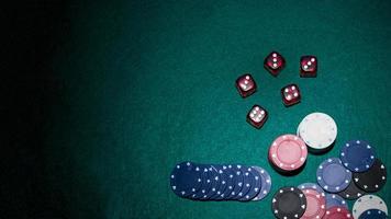 dés rouges jetons de casino table de poker verte. beau concept de photo de haute qualité