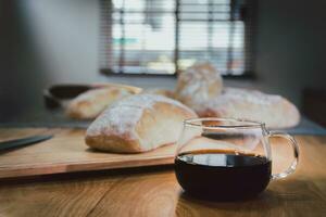 noir café avec fait maison italien pain sur en bois table dans le Matin. photo