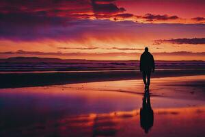 solitude à le coucher du soleil une seul figure sur une déserté plage photo