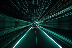 flou excès de vitesse voitures dans une foncé tunnel photo