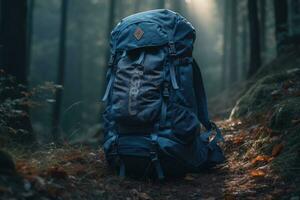 cinématique coup de une grand bleu sac à dos pour randonnée ou trekking sur un Extérieur Piste photo