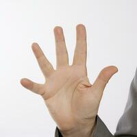 secret geste la personne démontrant les doigts franchi derrière retour sur blanc Contexte photo