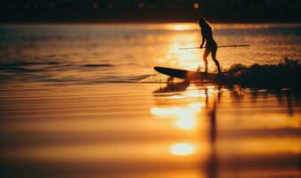 silhouette de une femme surfant sur une planche à pagaie à le coucher du soleil sur calme des eaux photo