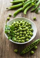 pois verts dans un bol blanc photo