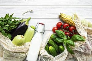 légumes frais dans un sac en coton écologique photo