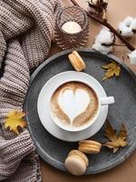 belle et romantique composition d'automne avec une tasse de café photo