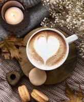 belle et romantique composition d'automne avec une tasse de café photo