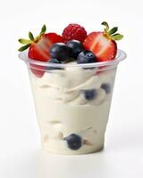 délicieux yaourt avec Frais des fraises et baies dans une Plastique tasse ai généré photo