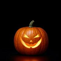 citrouille d'halloween sur fond noir photo