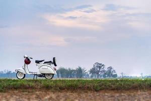 motos blanches vintage sur une route de campagne photo