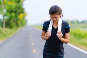 portrait de belle fille en tenue de sport souriant pendant l'exercice photo