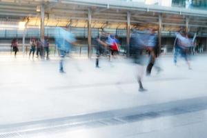 personnes marchant dans le flou de mouvement dans la ville photo