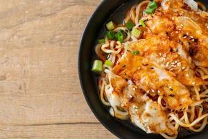 nouilles ramen avec gyoza ou boulettes de porc - style cuisine asiatique photo