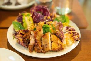 poulet grillé avec salade de légumes - style alimentaire sain photo