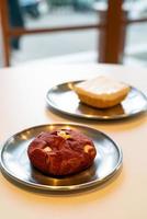 Biscuit de velours rouge avec noix de macadamia sur plaque photo