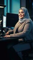 arabe hijab plus Taille content courbée directeur moderne Bureau réussi emploi affaires femme photo