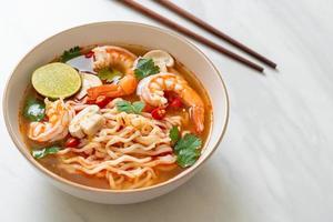 nouilles instantanées ramen dans une soupe épicée aux crevettes tom yum kung - style de cuisine asiatique