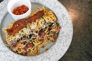 spaghetti aglio e olio au bacon - spaghettis sautés à l'ail, huile d'olive, persil, fromage parmigiano-reggiano mélangés et bacon photo