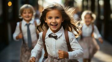 excité Jeune les enfants en riant et fonctionnement vers le bas le couloir de leur école - génératif ai. photo