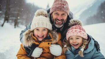 Parents et les enfants luge vers le bas neigeux colline ensemble photo