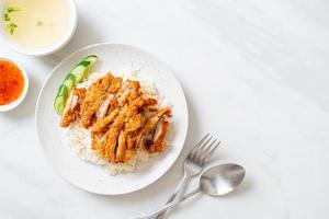 riz au poulet hainanais avec poulet frit photo