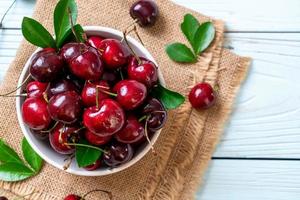 cerises fraîches dans un bol photo