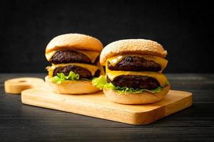 hamburgers ou hamburgers de boeuf avec du fromage - style de nourriture malsaine photo