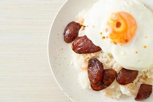 riz avec oeuf au plat et saucisse chinoise - cuisine maison de style asiatique photo