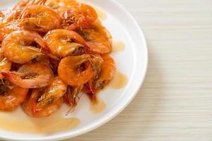 les crevettes douces sont un plat thaï qui cuisine avec de la sauce de poisson et du sucre